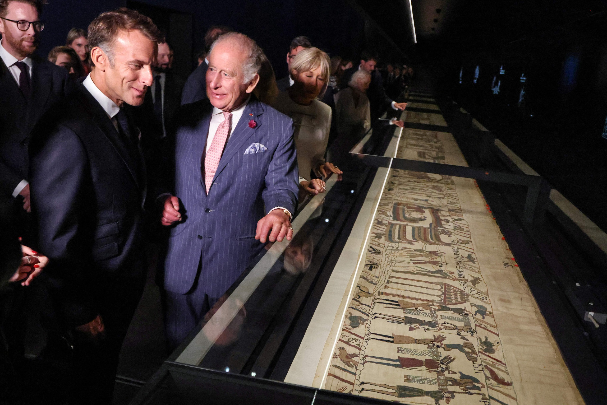 King Charles and Emmanuel Macron viewing the Bayeux Tapestry