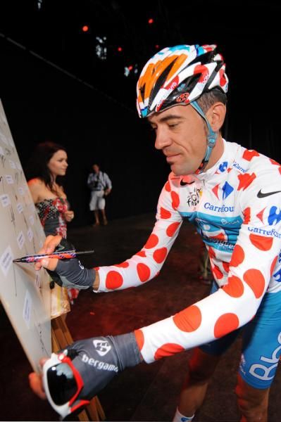 Anthony Charteau (Bbox Bouygues Telecom) signs on in his Tour de France polka dot jersey.