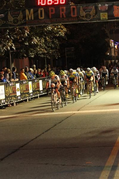 The men's peloton tries to bring back the breakaway