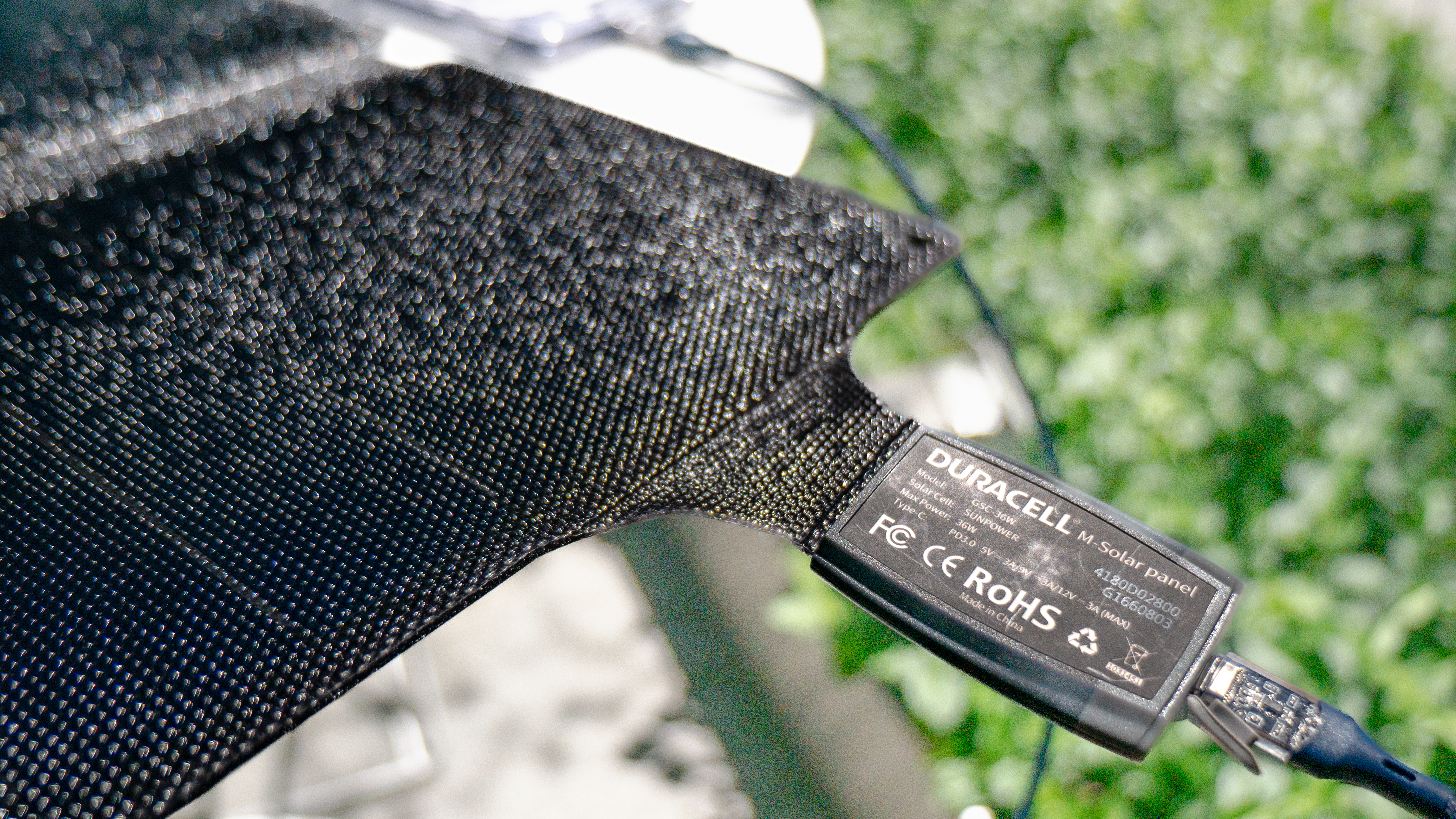 نمای نزدیک از پورت شارژ USB-C پنل خورشیدی قابل حمل سری M Duracell.