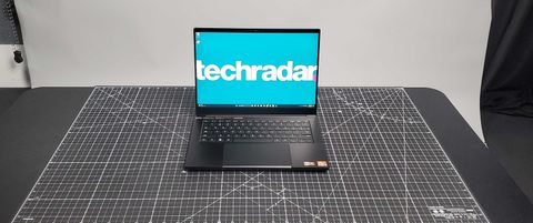 zwarte gaming-laptop met toetsenbord met RGB-verlichting