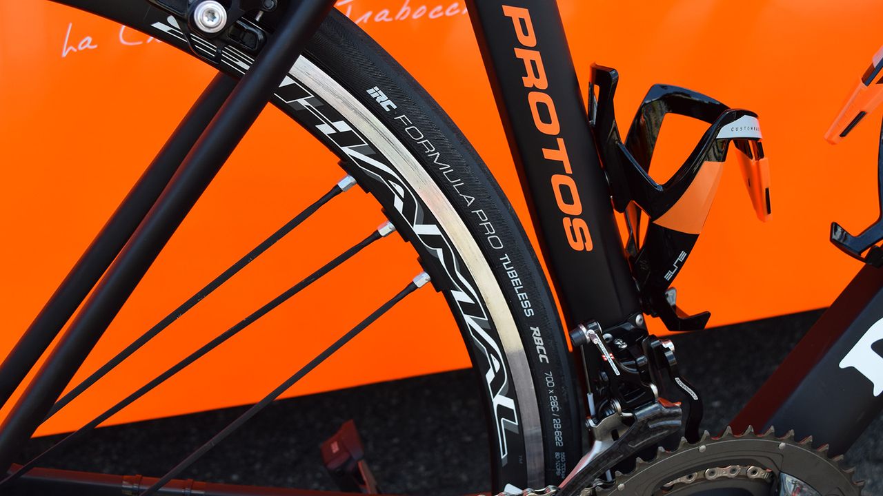Nippo-Vini Fantini-Europa Ovini equip their De Rosa bikes with IRC Formula Pro Tubeless tyres, with Cunego opting for the 28mm variant