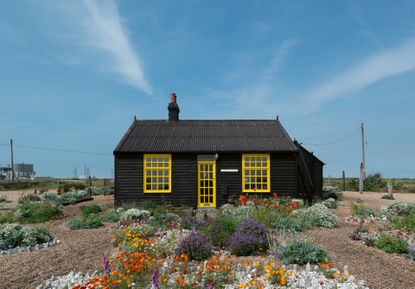 Artist Derek Jarman&#039;s cottage on shingle beach Dungeness