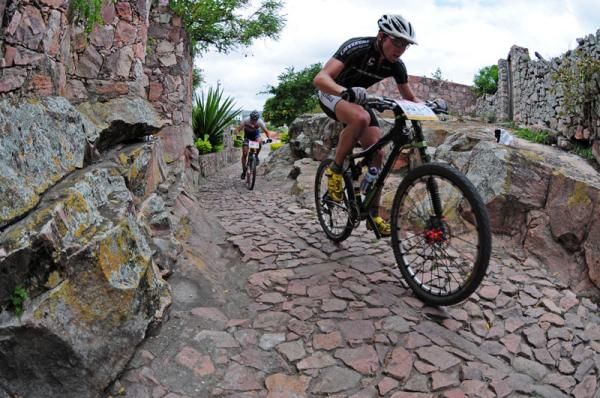 Martin Gujan leads Swiss Machine teammate Bischof Christof.