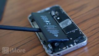 Remove battery iPhone 4 CDMA