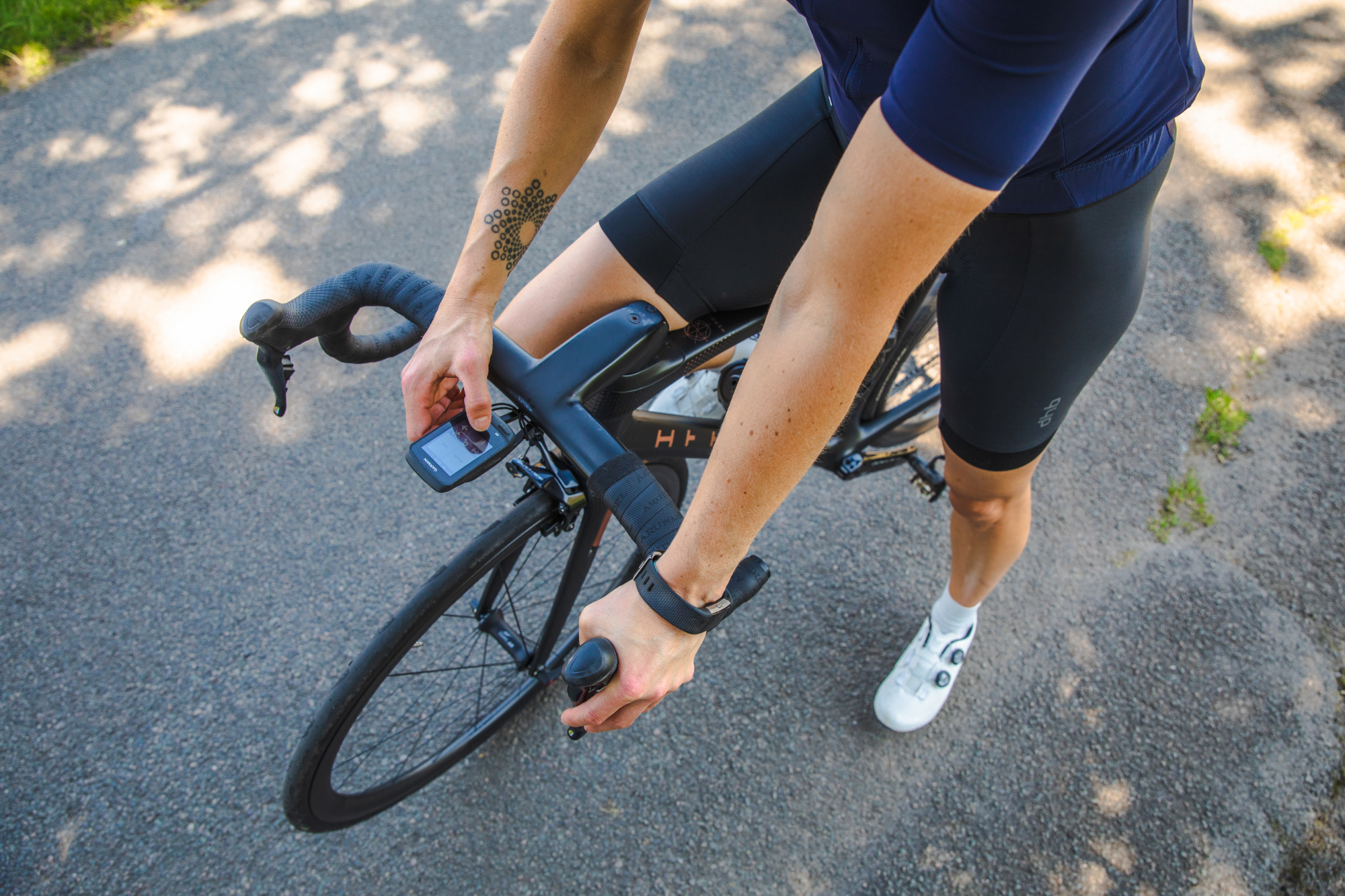 Image shows a cycle computer mounted on a bike.