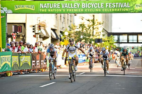 Chloe Hosking(HTC Columbia) begins to celebrate her stage win.