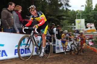 Sven Nys (Landbouwkrediet) proves his technical skill by riding sections his rivals have to run.