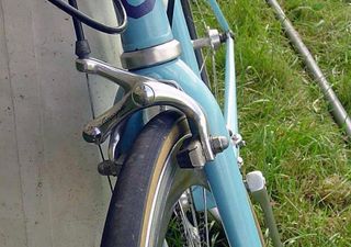Campagnolo Avanti brakes provide the stopping power for Obree's bike.