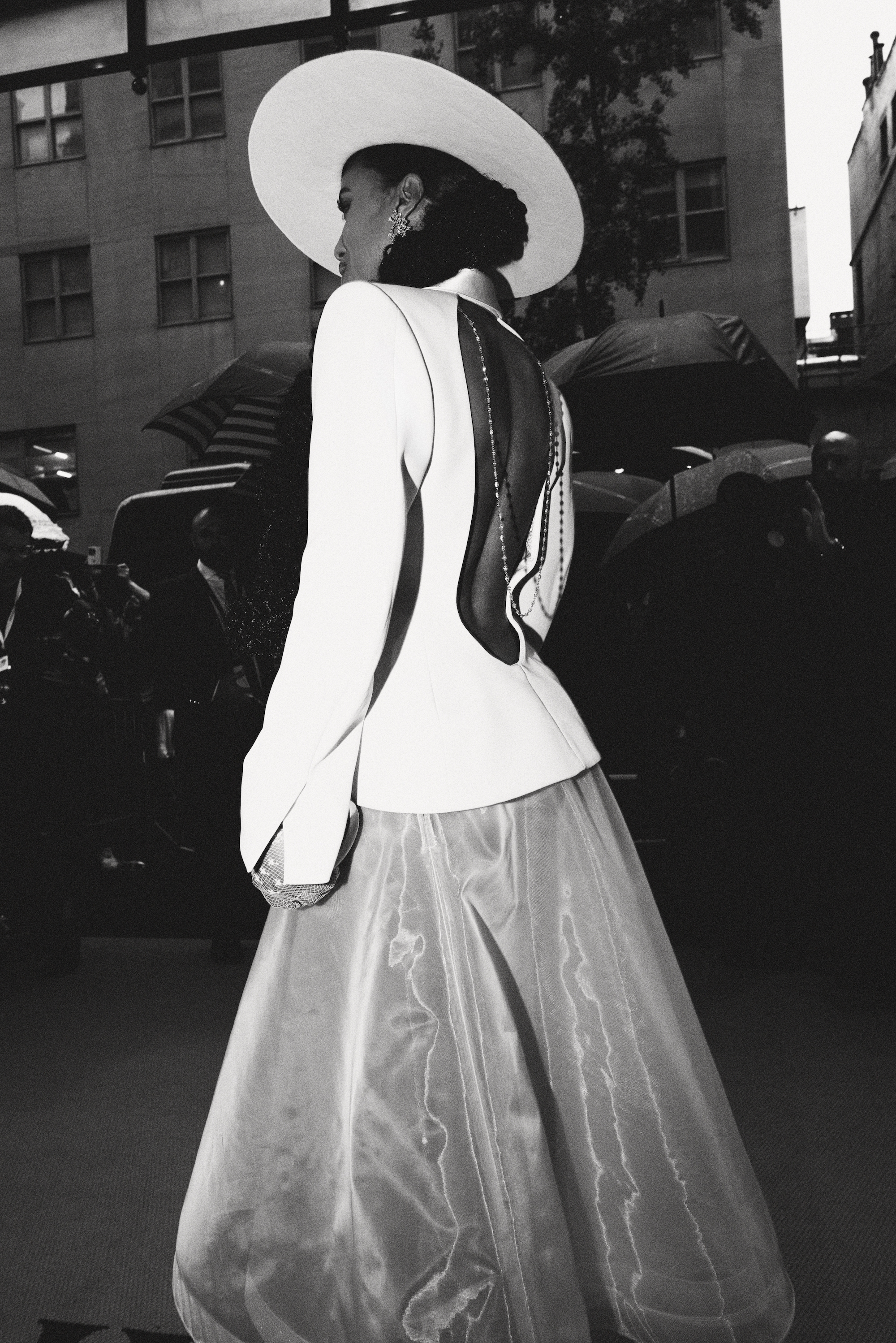 Kerry Washington leaves for the 2025 met gala wearing simkhai