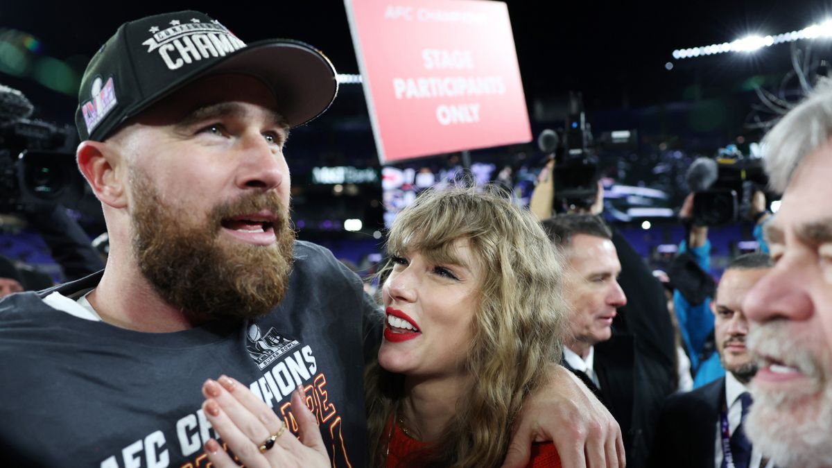 Travis Kelce is Reportedly Flying to Singapore to See Girlfriend Taylor ...