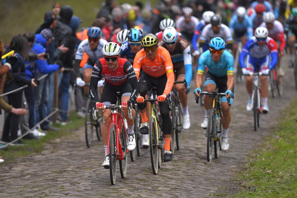 Edward Theuns and Greg Van Avermet lead the peloton through Arenberg