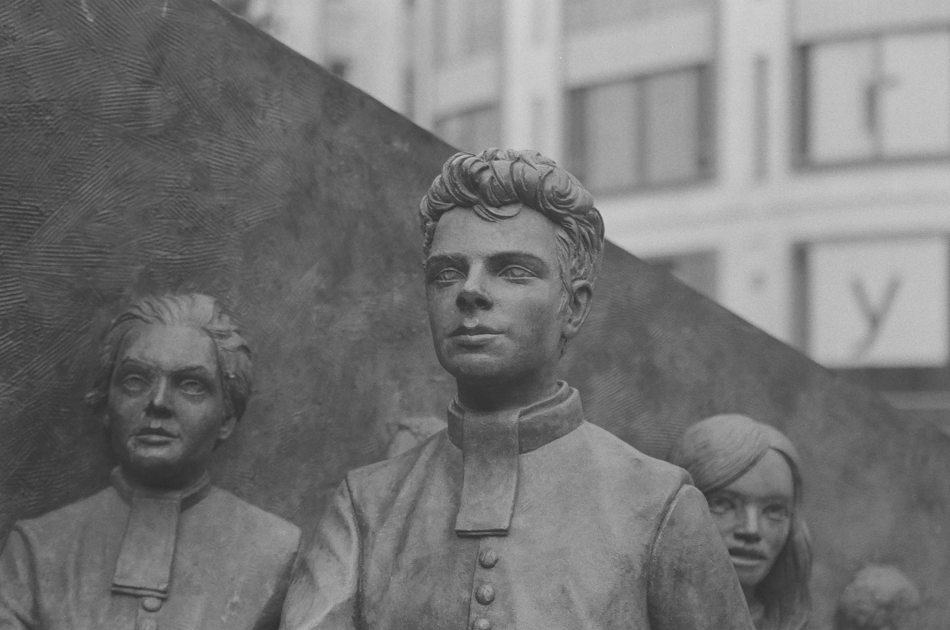 Sample photo of AgfaPhoto APX 400 35mm film showing a statue frieze of three children
