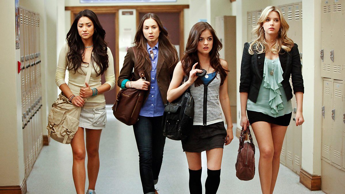 the pretty little liars walk down a school hallway in season 1