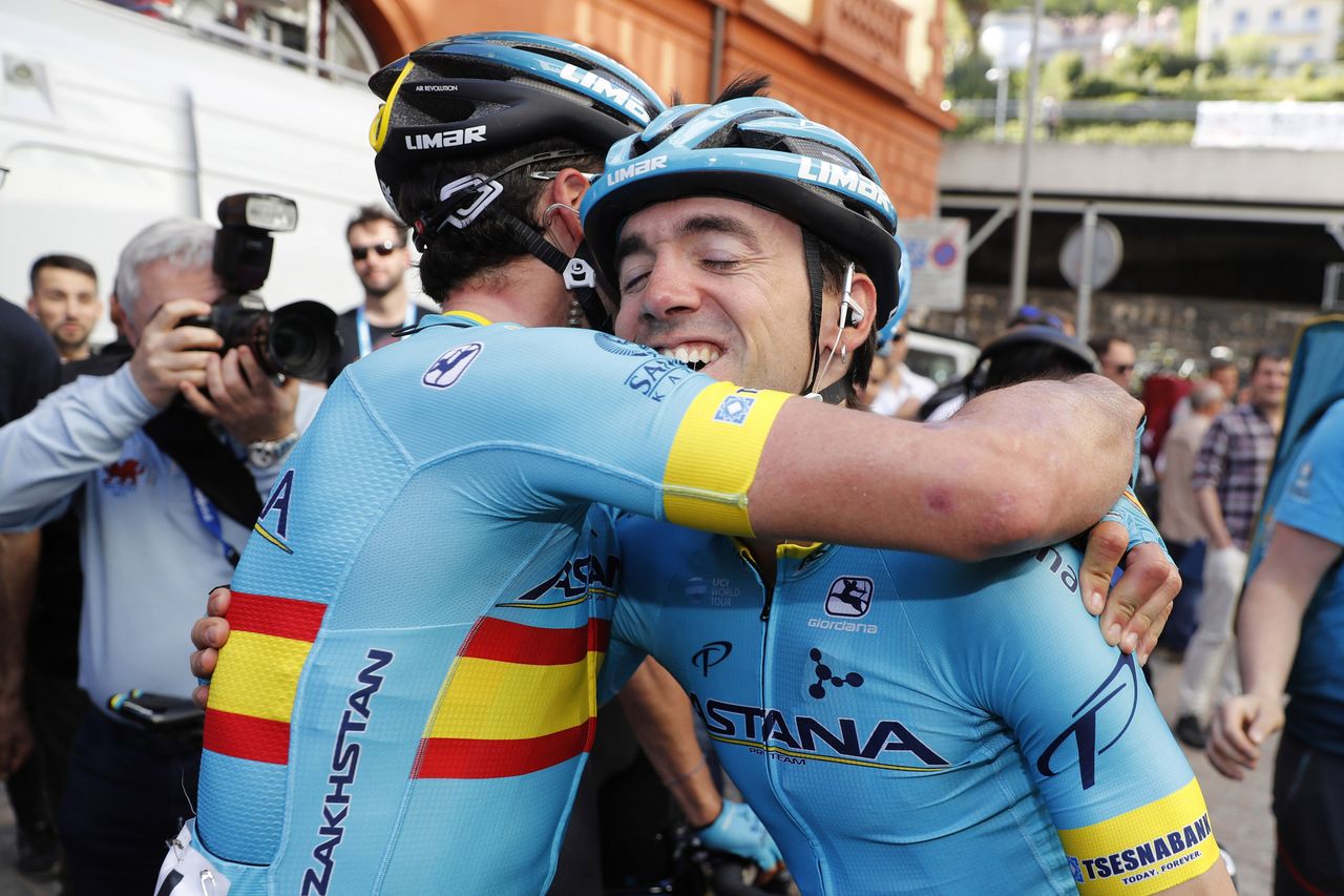Gorka Izagirre (L) congratulates brother Ion after the stage