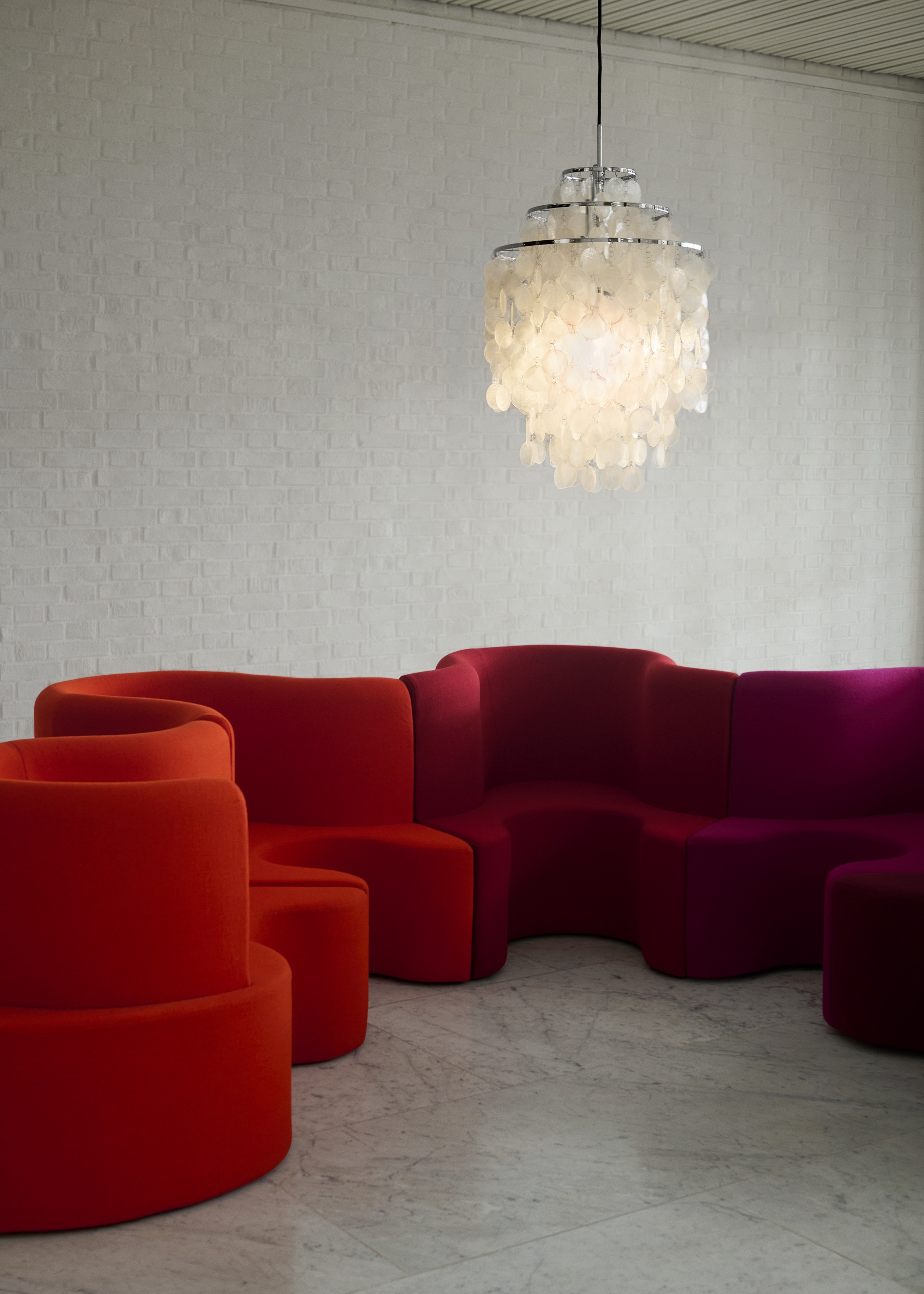 241118 featuring Cloverleaf Sofa, Fun Pendant. Brand: Verpan. Design by Verner Panton.