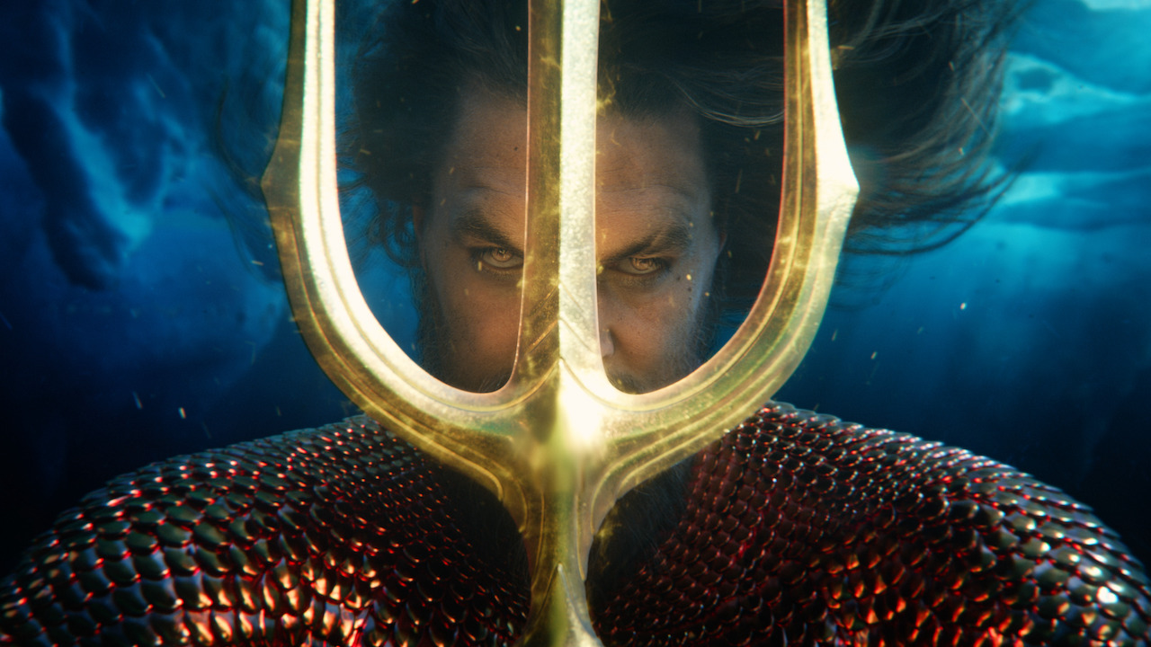 Jason Momoas Aquaman hält den Dreizack dicht vor seinem Gesicht