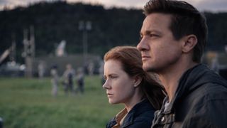 (L-R) Amy Adams as Louise Banks and Jeremy Renner as Ian Donnelly in Arrival