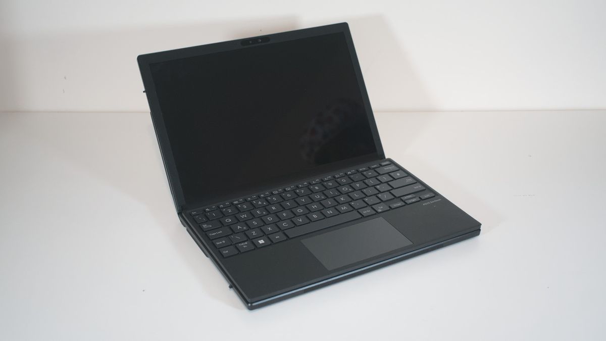 ASUS Zenbook 17 Fold (UX9702)