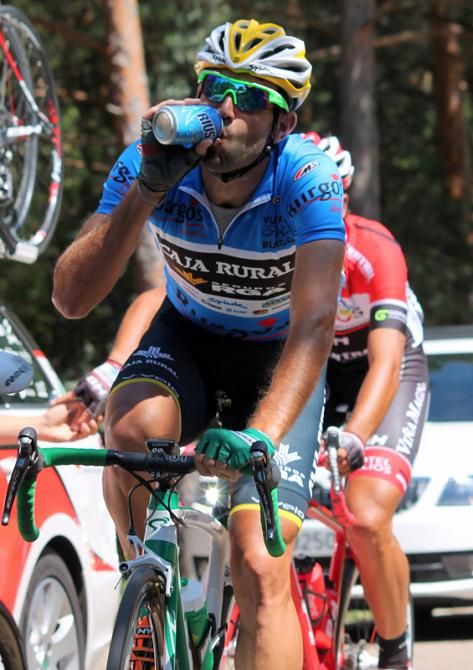 Llu&iacute;s Mas (Caja Rural) having a sip of Aquarius
