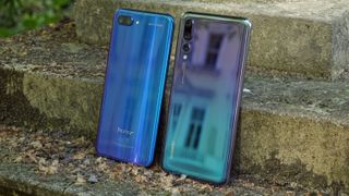 Light can bounce across the back of the Honor 10