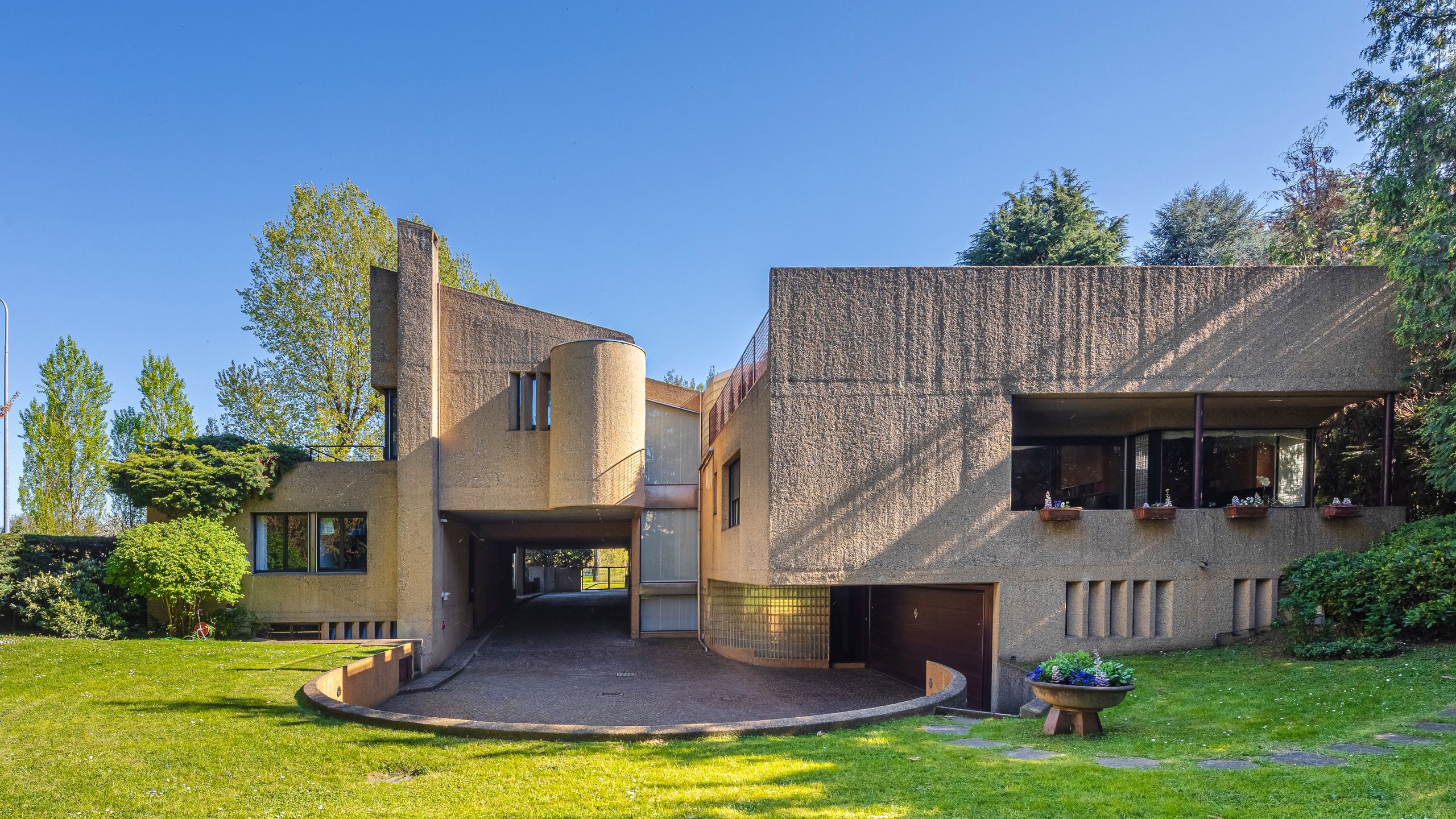 A 1970s Castiglioni brutalist villa lists north of Milan