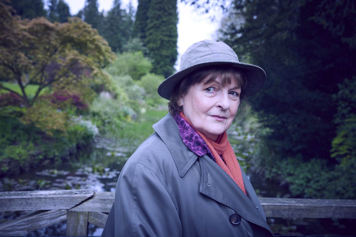 Brenda Blethyn: Tại sao đến lúc phải ngăn Vera lại... và đoàn làm phim đã tặng tôi một chiếc bánh có hình giống chiếc Land Rover của Vera như thế nào!