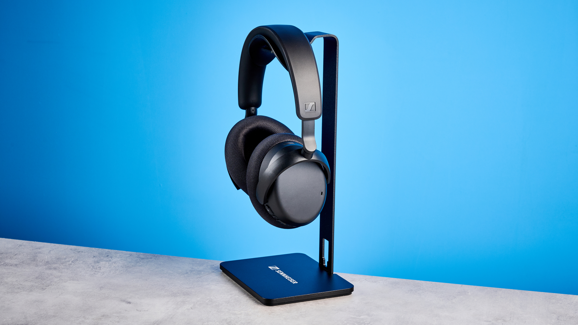 The Sennheiser RS 275 on a blue background