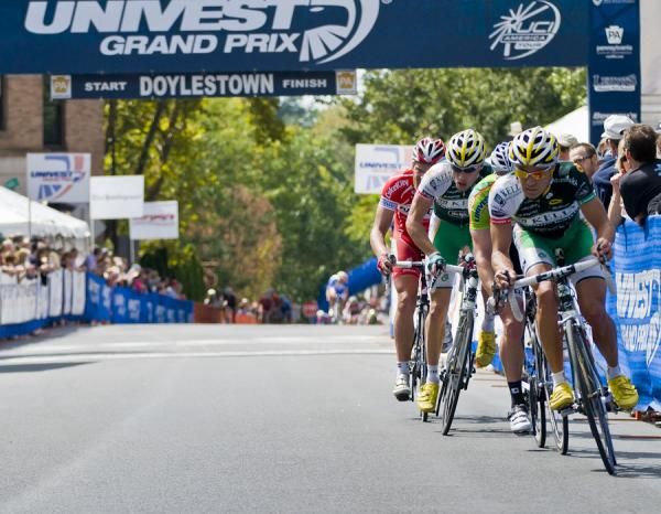 The field has the break within their sites with 7 laps to go.