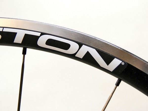 Easton uses a 31mm-deep aluminum clincher rim out back but a slightly shallower 28mm section up front for better crosswind performance.