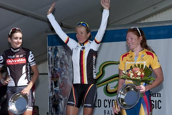 Race winner Trixi Worrack (Germany) salutes the crowd in Buninyong, flanked by Liesilot Decroix (Belgium) and Carla Swart (South Africa).