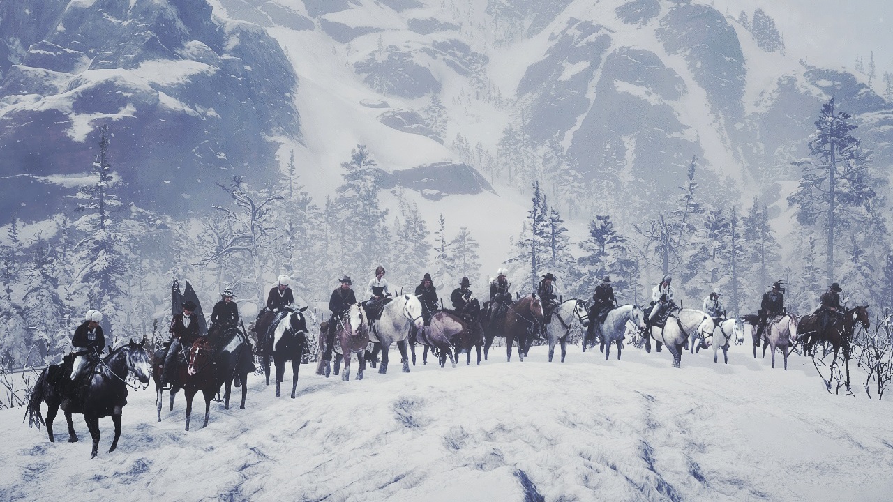 Red Dead Online - A number of players on horses are lined up in the snow at a mountaintop.