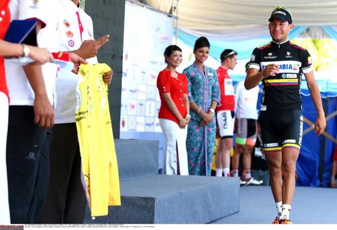Duber Quintero collects his yellow jersey
