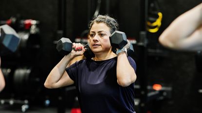 woman doing a dumbbell workout