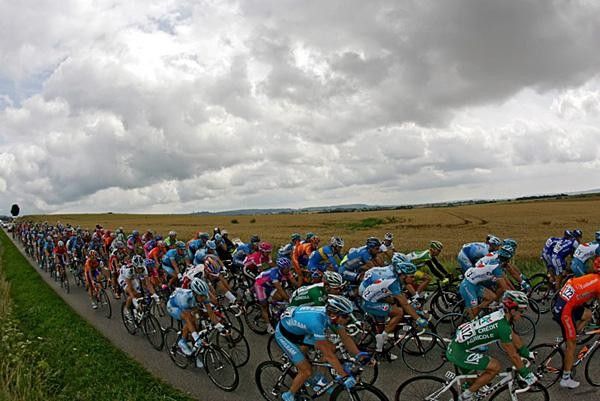 The bunch rolls through