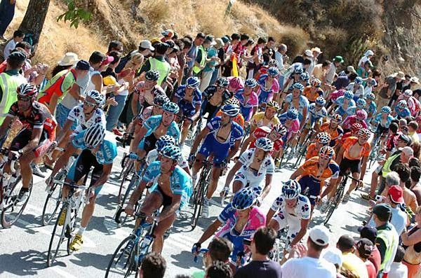 The grupetto takes it easy on the final climb