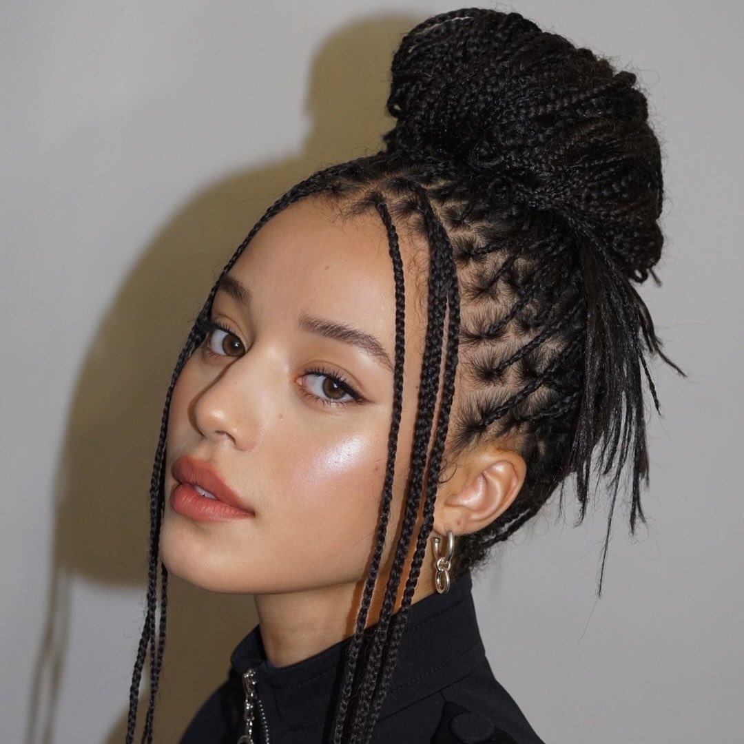 Chase Infiniti with glowy skin - best cream highlighters