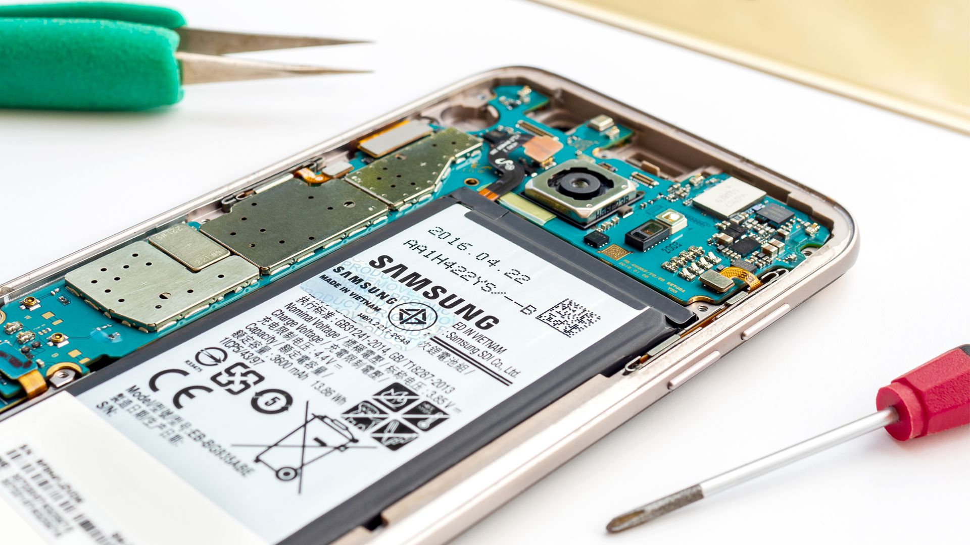 broke-your-galaxy-s21-screen-samsung-will-finally-let-you-fix-it-at