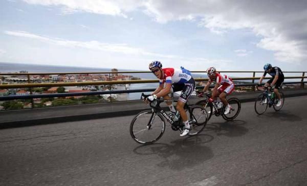 Niki Terpstra (Omega Pharma-Quick Step) leads Rodriguez and Froome