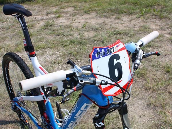 Jeremy Horgan-Kobelski (Subaru-Gary Fisher) uses a 630mm-wide carbon riser bar from team sponsor Bontrager.