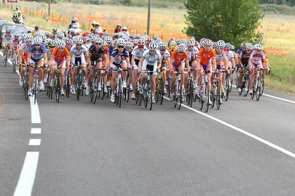 Finally out of the suburbs, the bunch rolls through pretty countryside