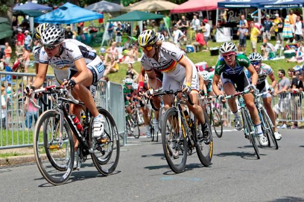 The women's field makes its final ascent of Lemon Hill.