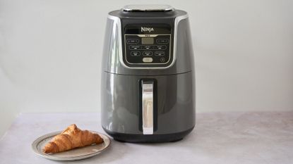 Testing the NINJA AIR FRYER MAX AF160UK by cooking a frozen croissant