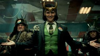 El presidente Loki sonríe y tiende las manos en Loki temporada 1