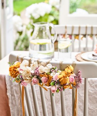 chair tie decoration, flower crafts, decorating with flowers, fresh flower decorations, garden decorations with fresh, preserved and dried flowers
