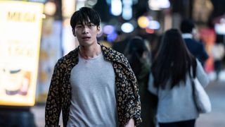 Wi Ha-joon as Do-shik in "Midnight" (2021)