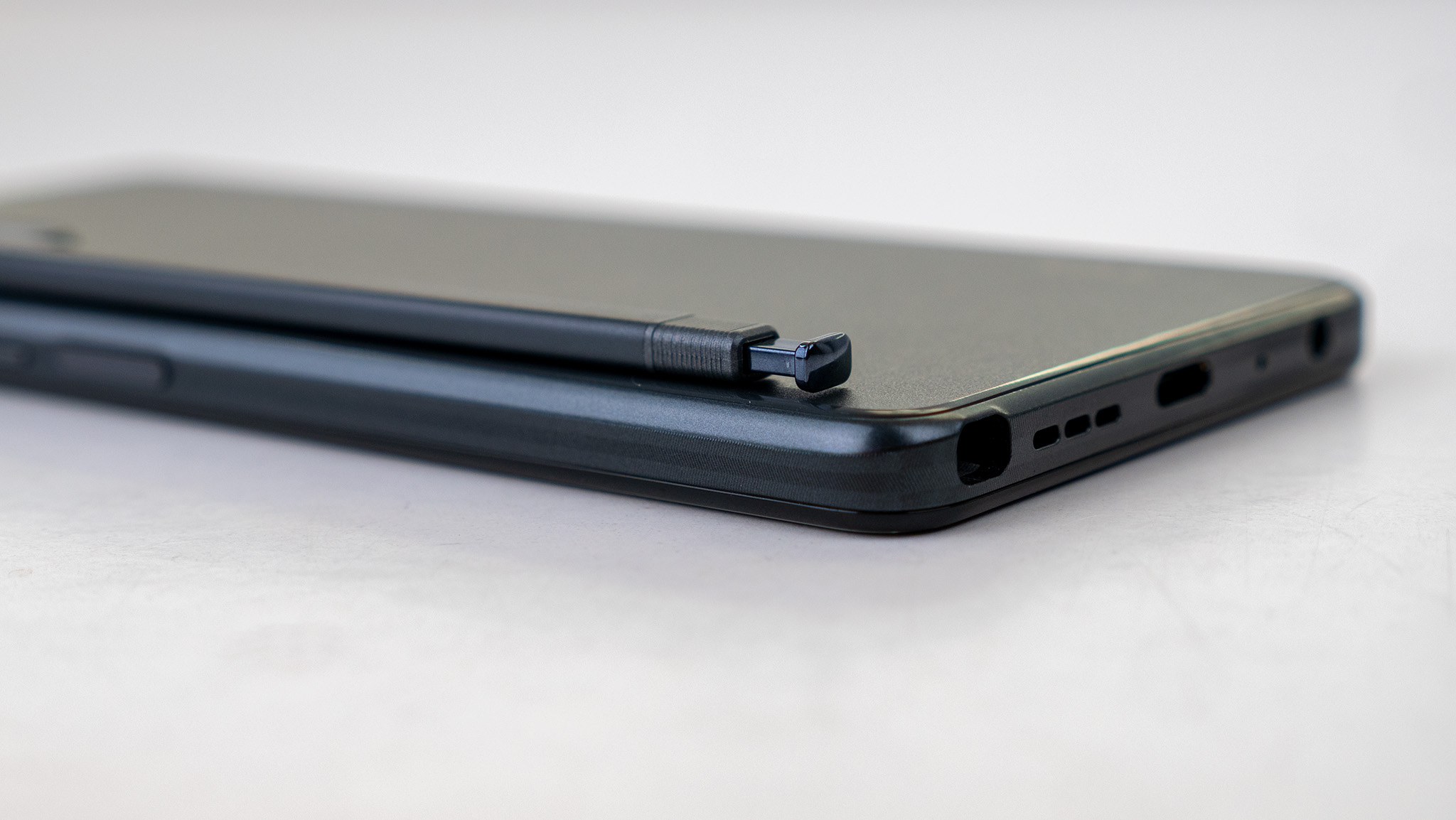 TCL Stylus 5G bottom side