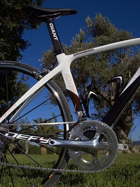 The aero seatpost profile carries through to the top portion of the seat tube.