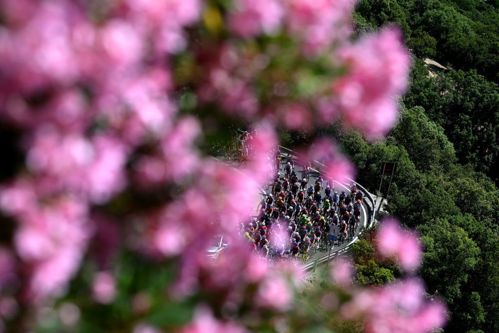 OLBIA ITALY JULY 02 A general view of the peloton competing during the 33rd Giro dItalia Donne 2022 Stage 3 a 1134km stage from Cala Gonone to Olbia GiroDonne UCIWWT on July 02 2022 in Olbia Italy Photo by Dario BelingheriGetty Images