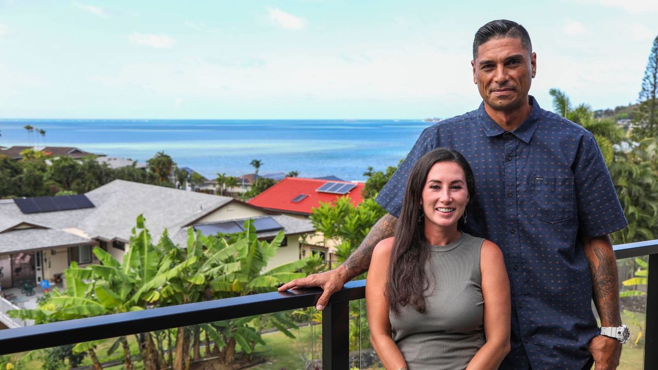 tristyn and kamohai kalama outside